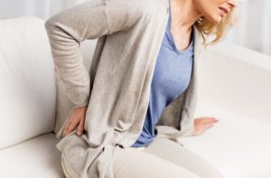 Боли в спине в области поясницы причины у женщин при климаксе